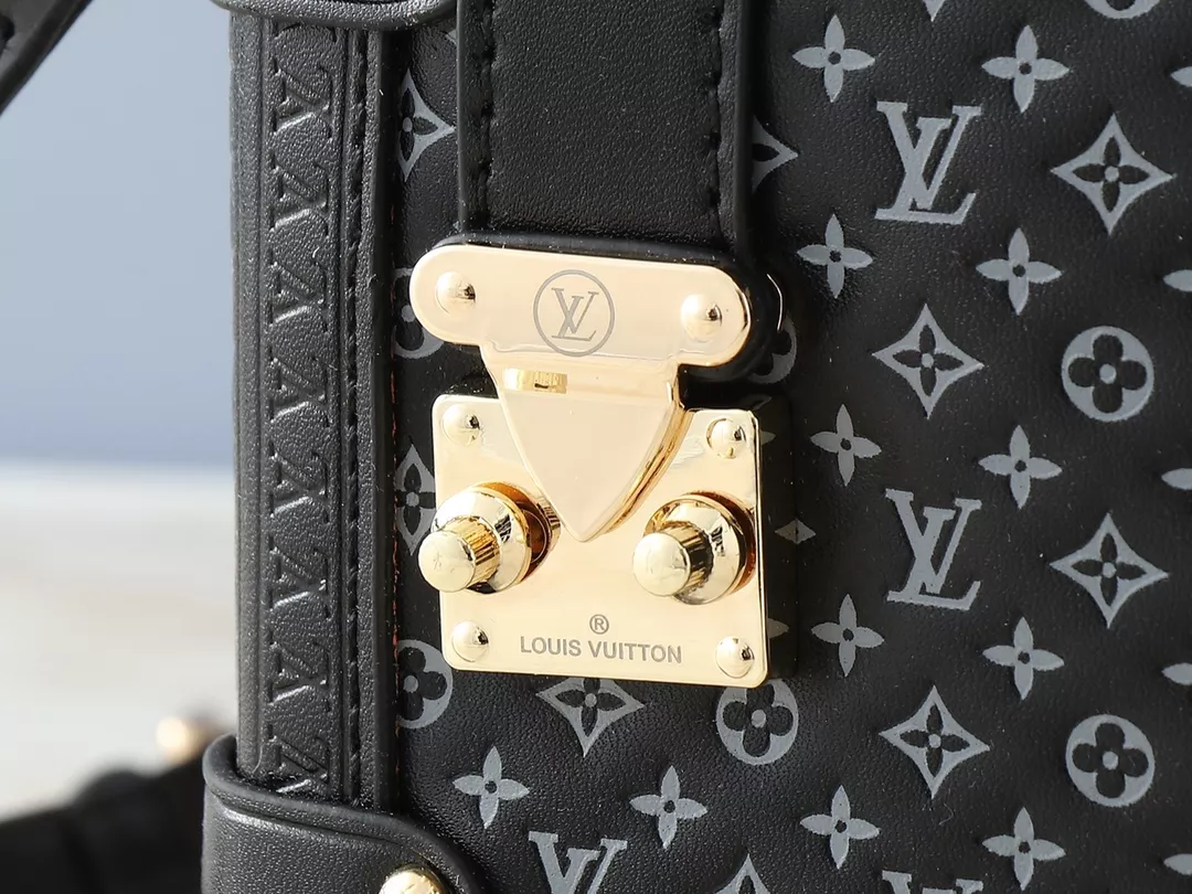 Louis Vuitton AAA Quality Messenger Bags For Women Sophisticated 900 - Image 5