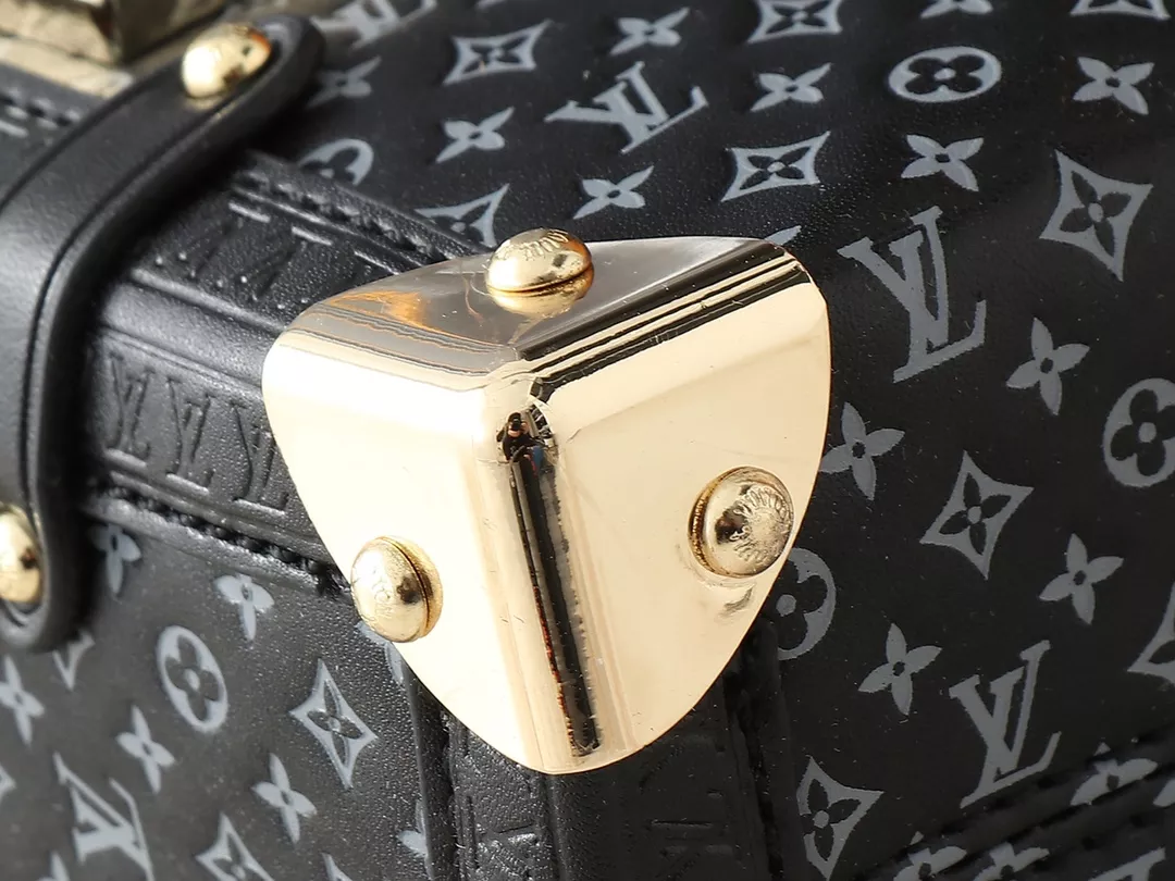 Louis Vuitton AAA Quality Messenger Bags For Women Sophisticated 900 - Image 7