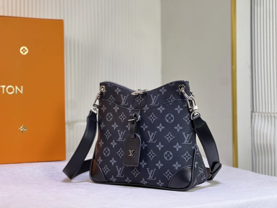 Louis Vuitton AAA Quality Messenger Bags For Women SportInspired 9375