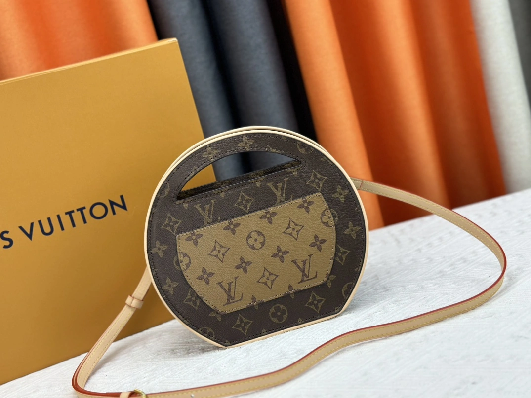 Louis Vuitton AAA Quality Messenger Bags For Women Stylish 4825 - Image 4