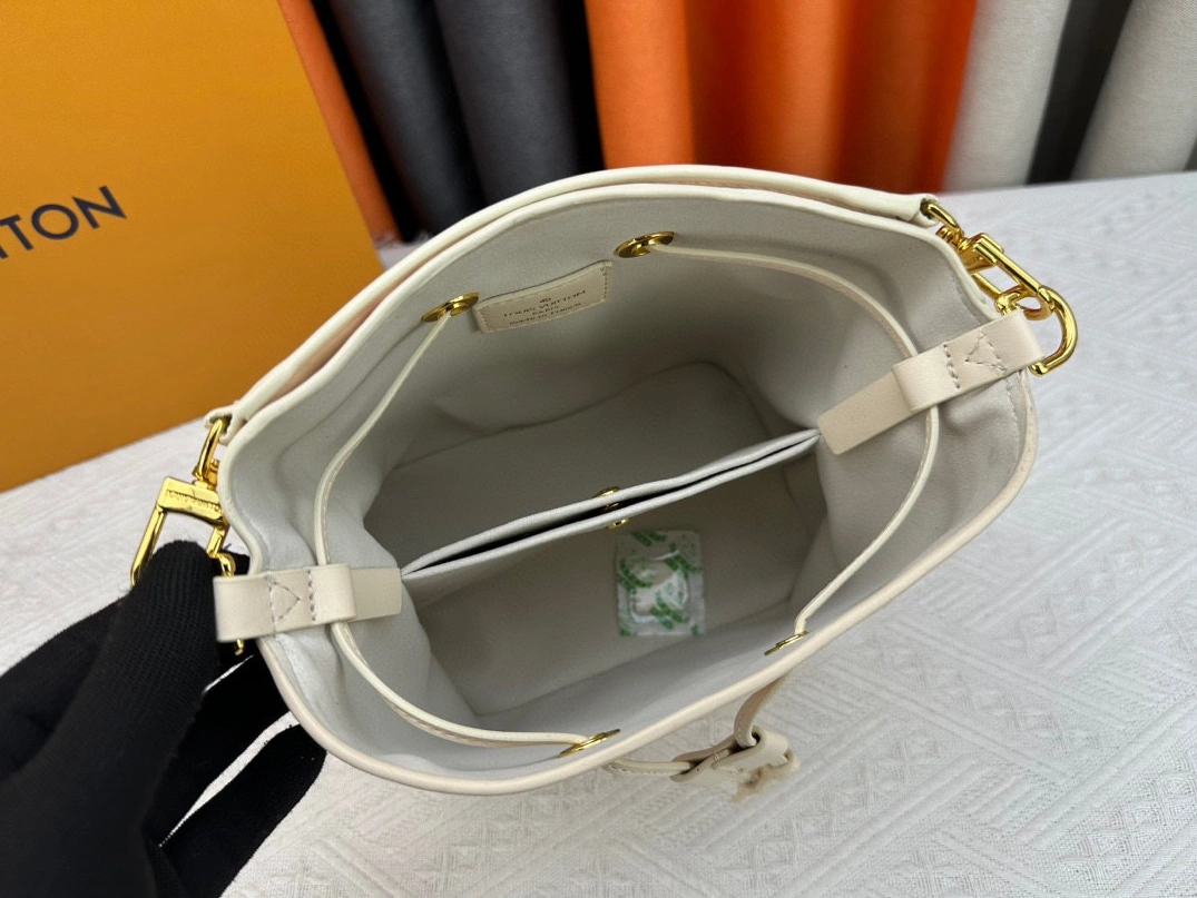 Louis Vuitton AAA Quality Messenger Bags For Women Trendsetting 6539 - Image 8