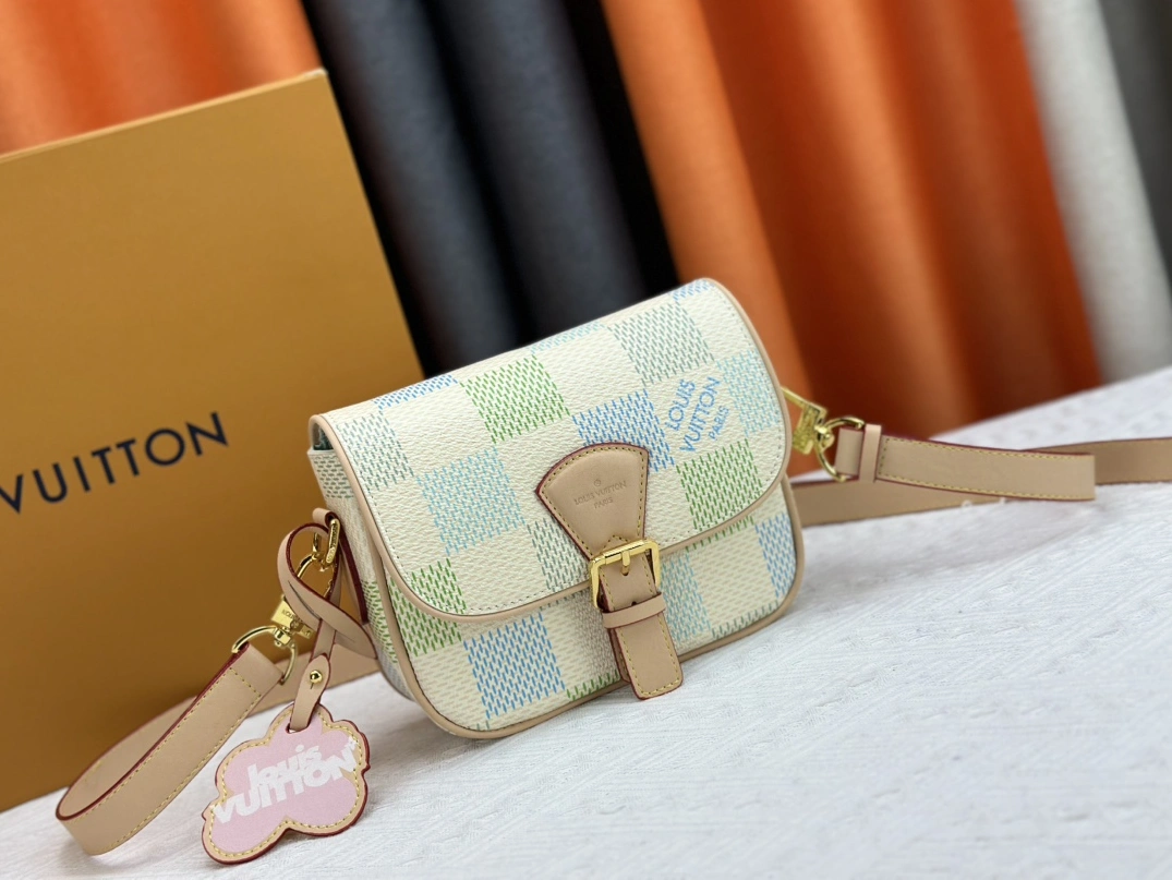 Louis Vuitton AAA Quality Messenger Bags For Women Vibrant 2043