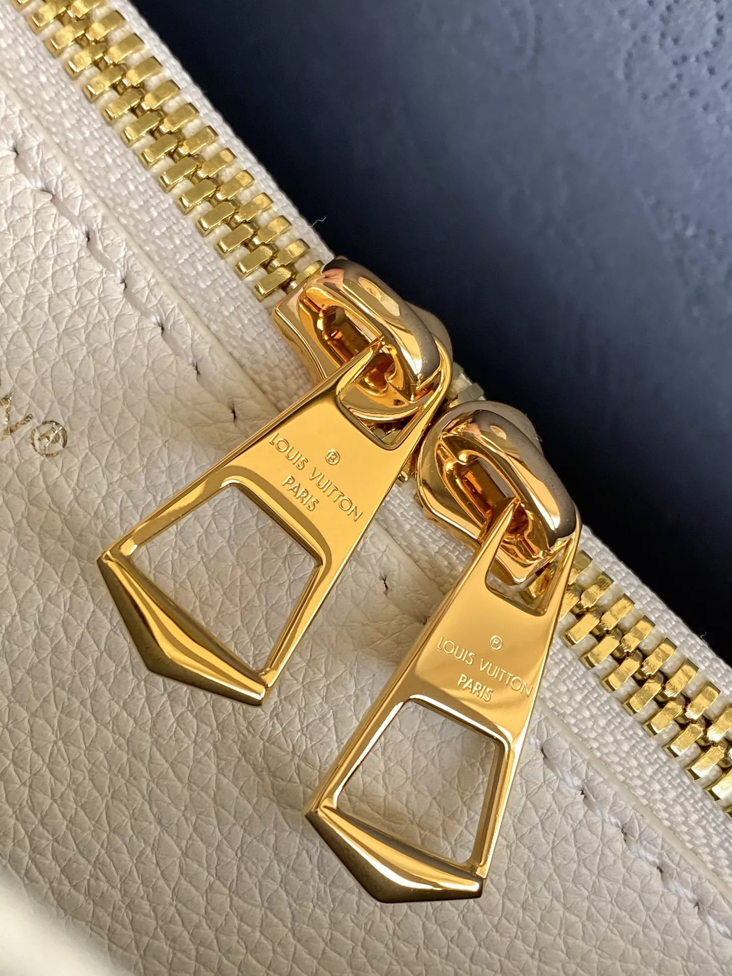 Louis Vuitton AAA Quality Shoulder Bags EyeCatching 9839 - Image 7