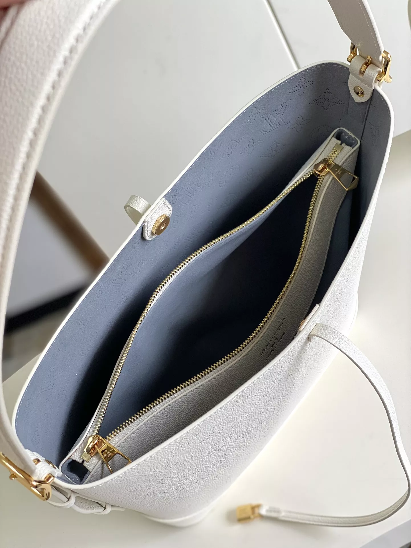 Louis Vuitton AAA Quality Shoulder Bags EyeCatching 9839 - Image 8