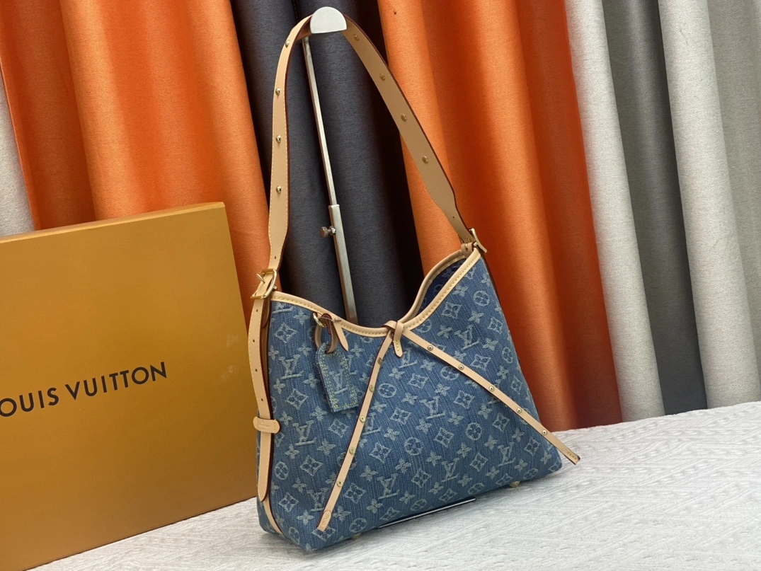 Louis Vuitton AAA Quality Shoulder Bags For Women Minimalist 8652