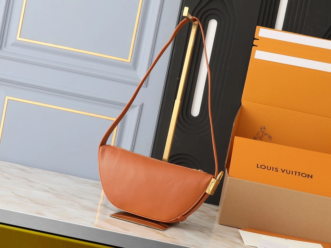 Louis Vuitton AAA Quality Shoulder Bags For Women Trendsetting 4070