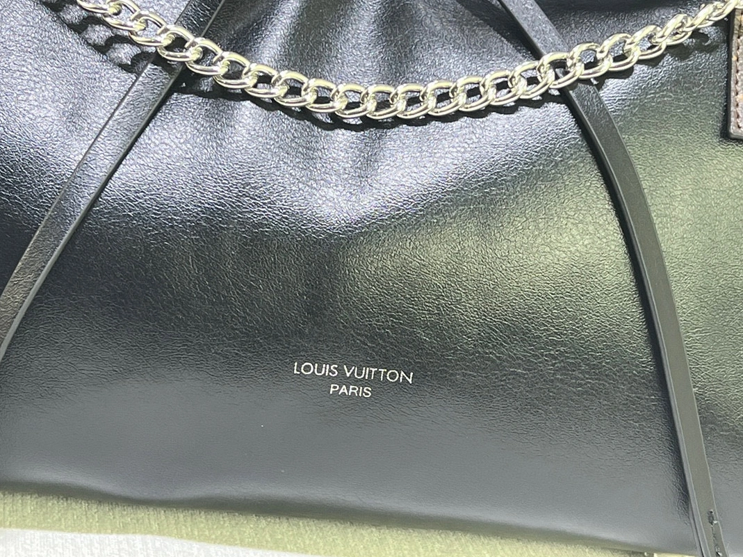 Louis Vuitton AAA Quality Shoulder Bags For Women Trendsetting 972 - Image 4