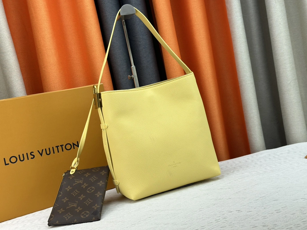 Louis Vuitton AAA Quality Shoulder Bags For Women Trendy 5966
