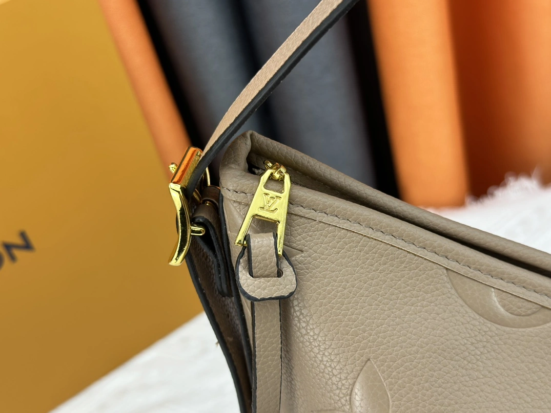 Louis Vuitton AAA Quality Shoulder Bags For Women Unique 3452 - Image 7