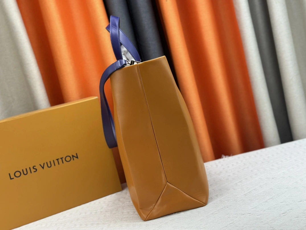 Louis Vuitton AAA Quality Tote-Handbags For Women Vibrant 8561 - Image 3