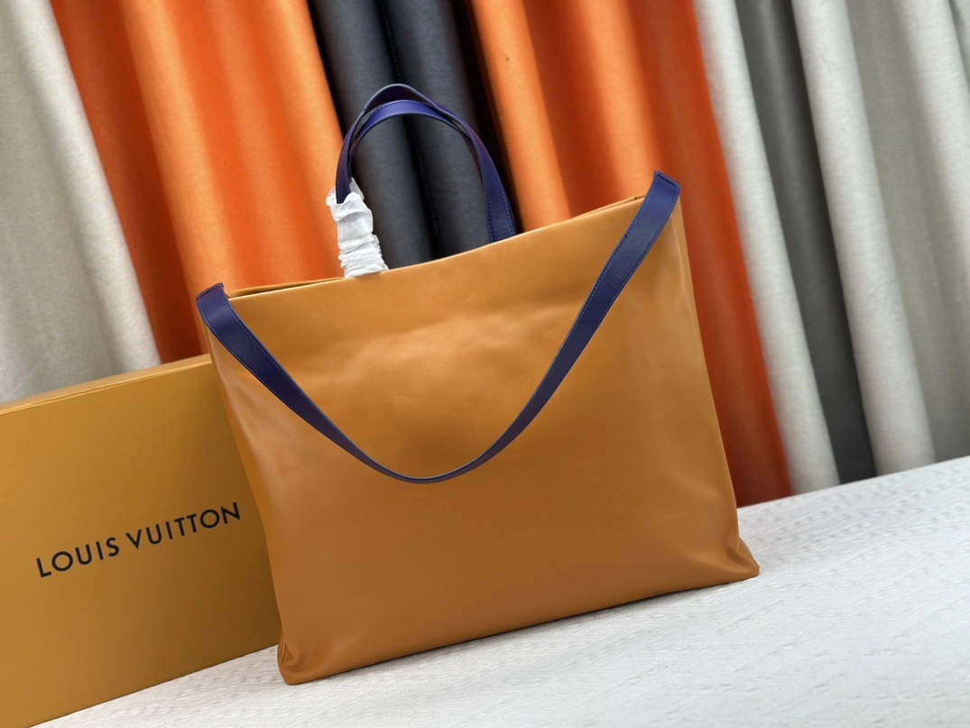 Louis Vuitton AAA Quality Tote-Handbags For Women Vibrant 8561 - Image 4