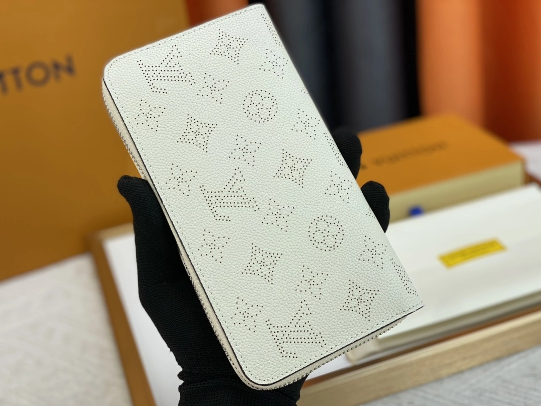 Louis Vuitton AAA Quality Wallets For Women Vibrant 236