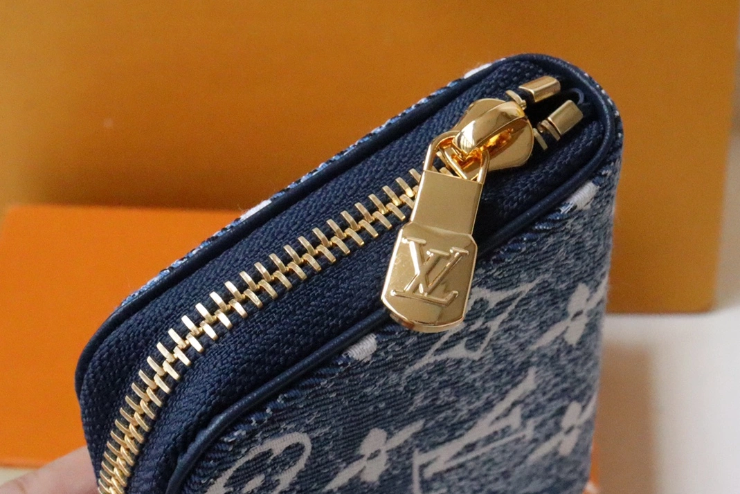 Louis Vuitton AAA Quality Wallets SportInspired 1388 - Image 4