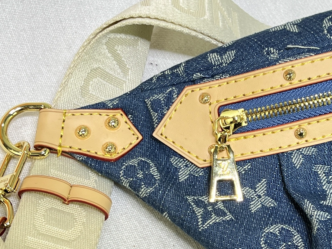 Louis Vuitton LV AAA Quality Belt Bags Versatile 5230 - Image 5
