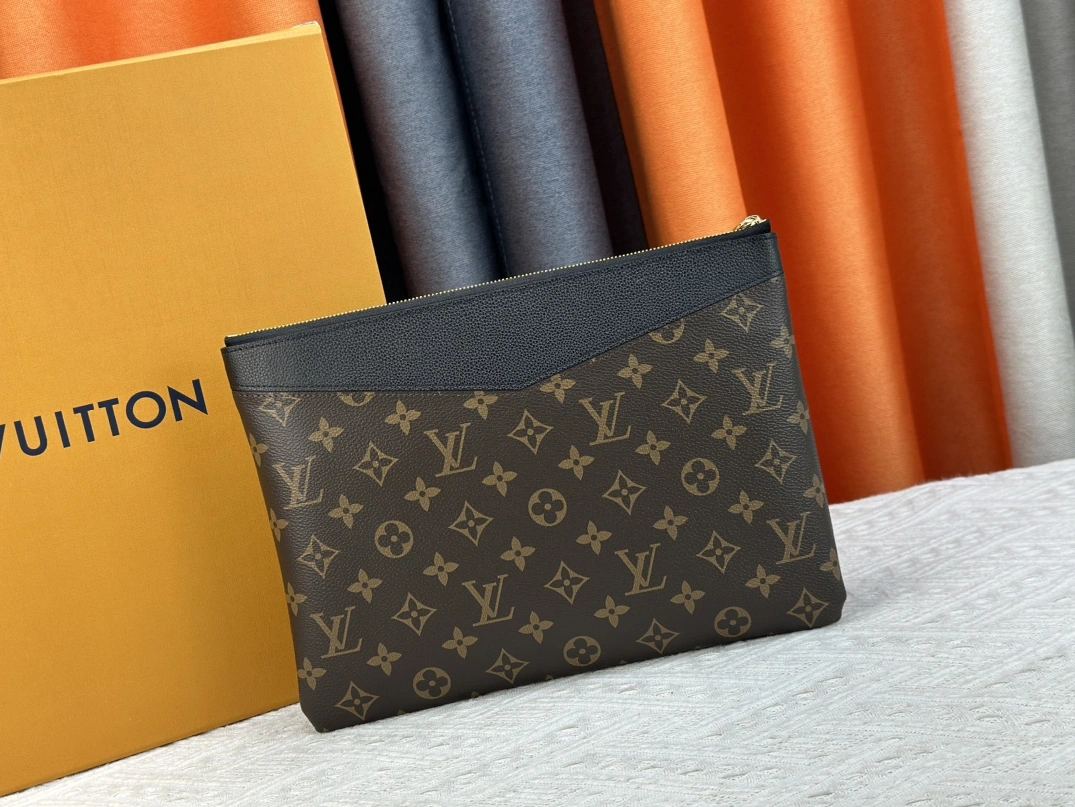 Louis Vuitton LV Wallets For Unisex Sophisticated 2415 - Image 3