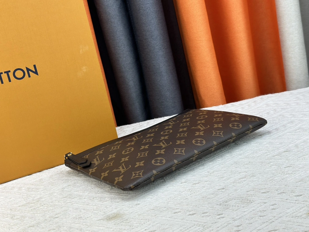 Louis Vuitton LV Wallets For Unisex Sophisticated 2415 - Image 4