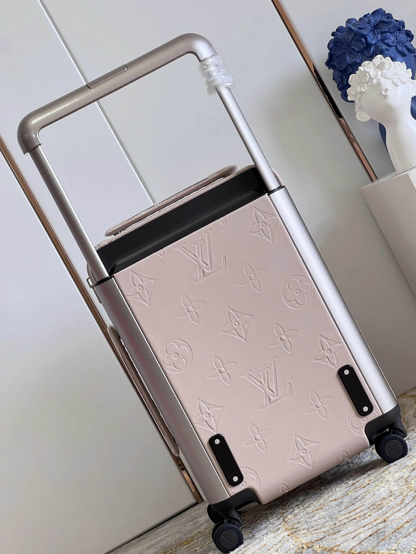 Louis Vuitton Luggage Soft 3167 - Image 4