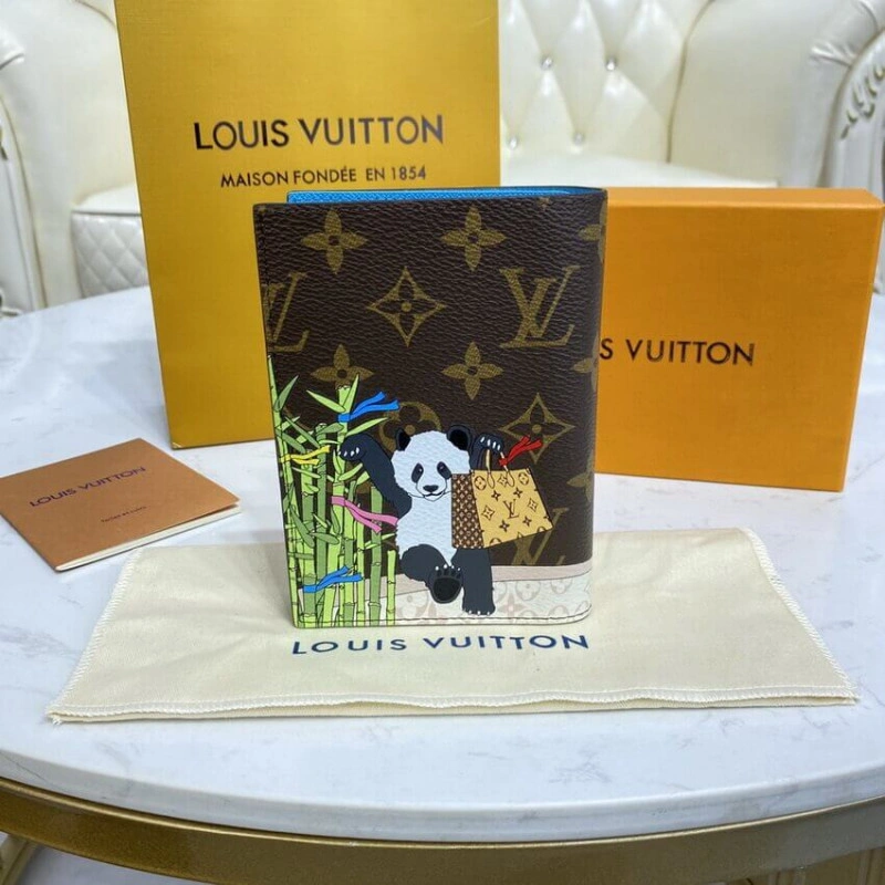 1 flat po Louis Vuitton Monogram Canvas Passport Cover - Image 3
