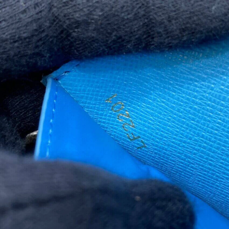 1 flat po Louis Vuitton Monogram Canvas Passport Cover - Image 9