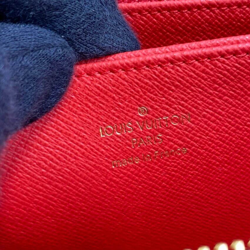 Zip closu Louis Vuitton Monogram Canvas Zippy Wallet - Image 8