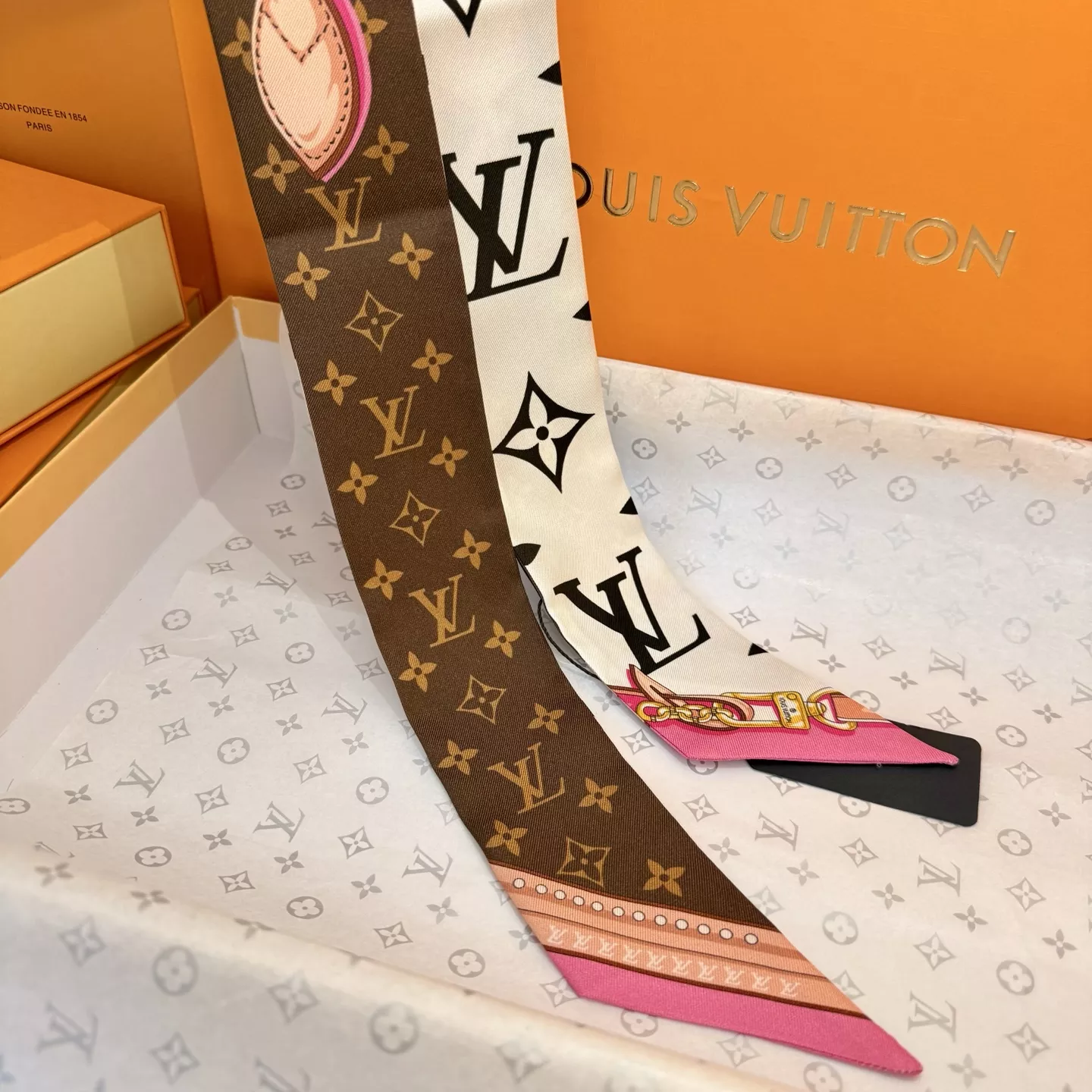 Louis Vuitton Silk Scarf EasyMatch 7590