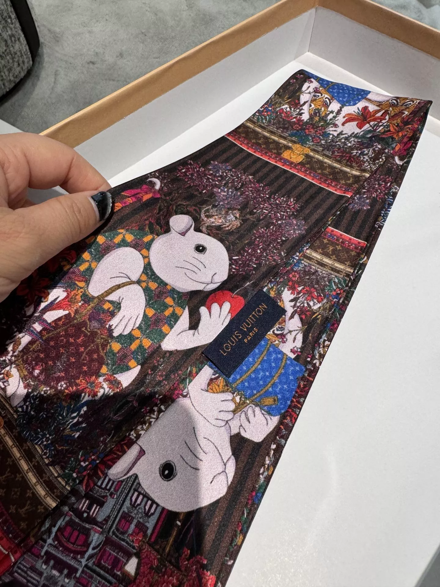 Louis Vuitton Silk Scarf EyeCatching 5657 - Image 3