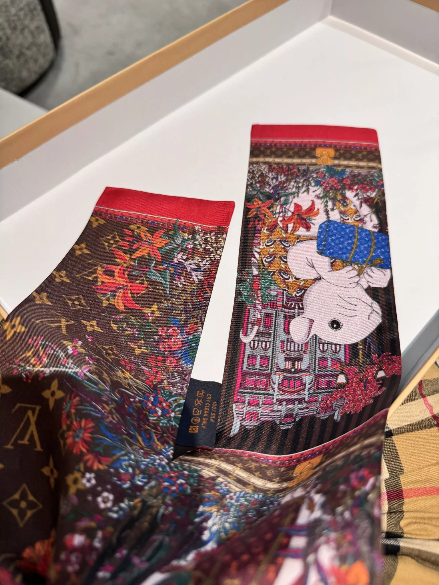 Louis Vuitton Silk Scarf EyeCatching 5657 - Image 5