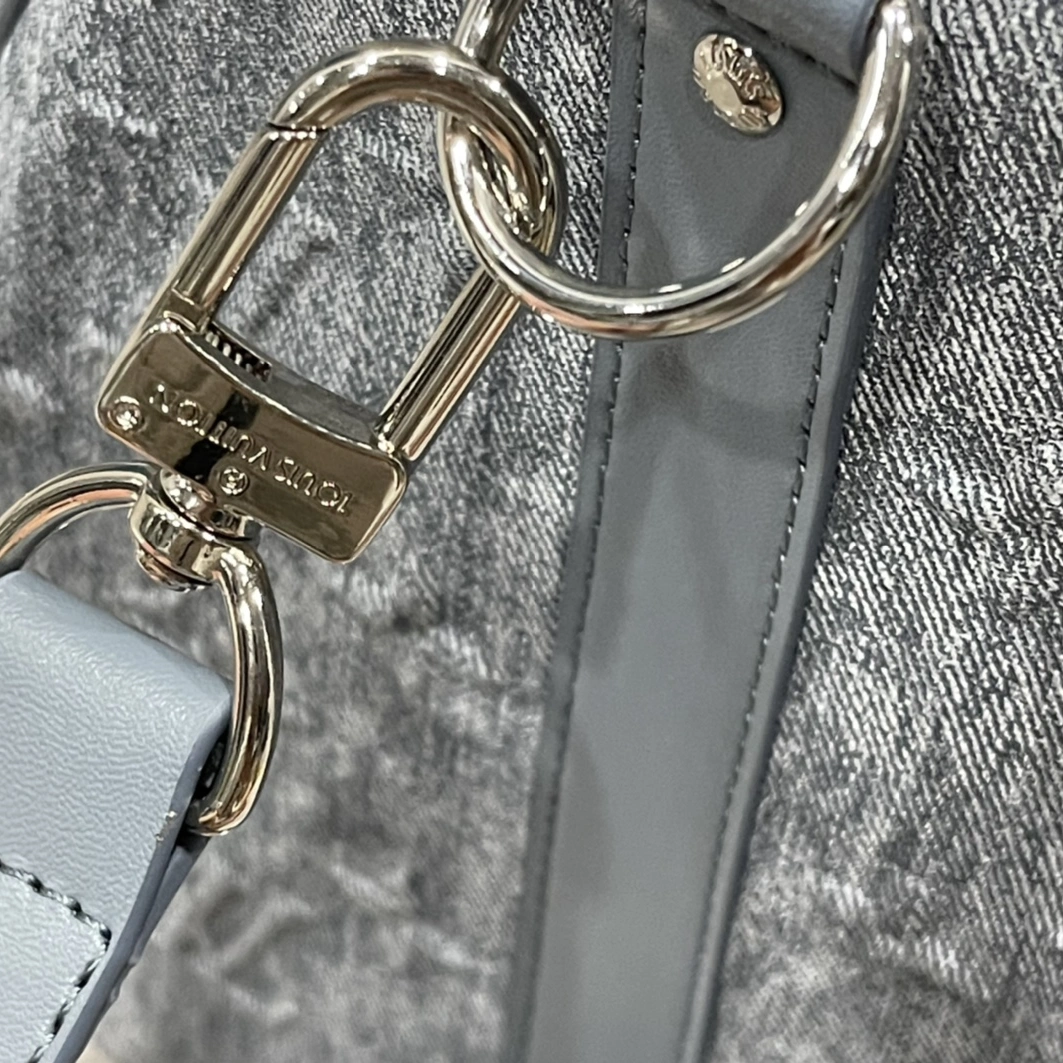 Louis Vuitton Travel Bags Flexible 7451 - Image 6