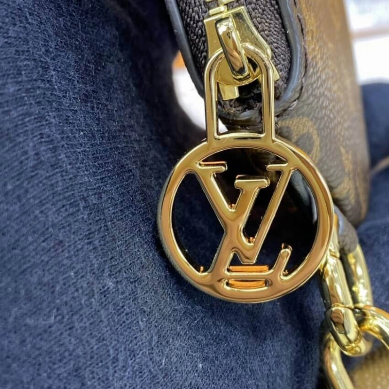 Cowhidele Louis Vuitton Trio Pouch - Image 8