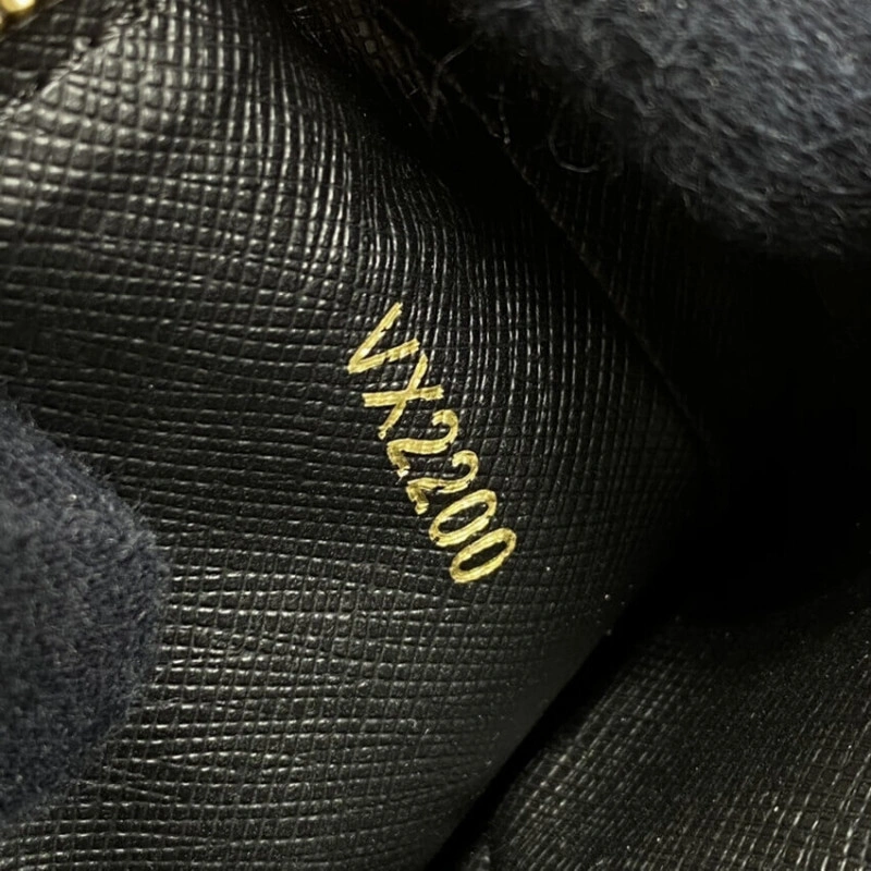 Cowhidele Louis Vuitton Trio Pouch - Image 15