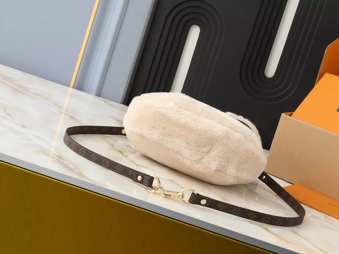 ModernLook 4518 Louis Vuitton AAA Quality Messenger Bags For Women - Image 4