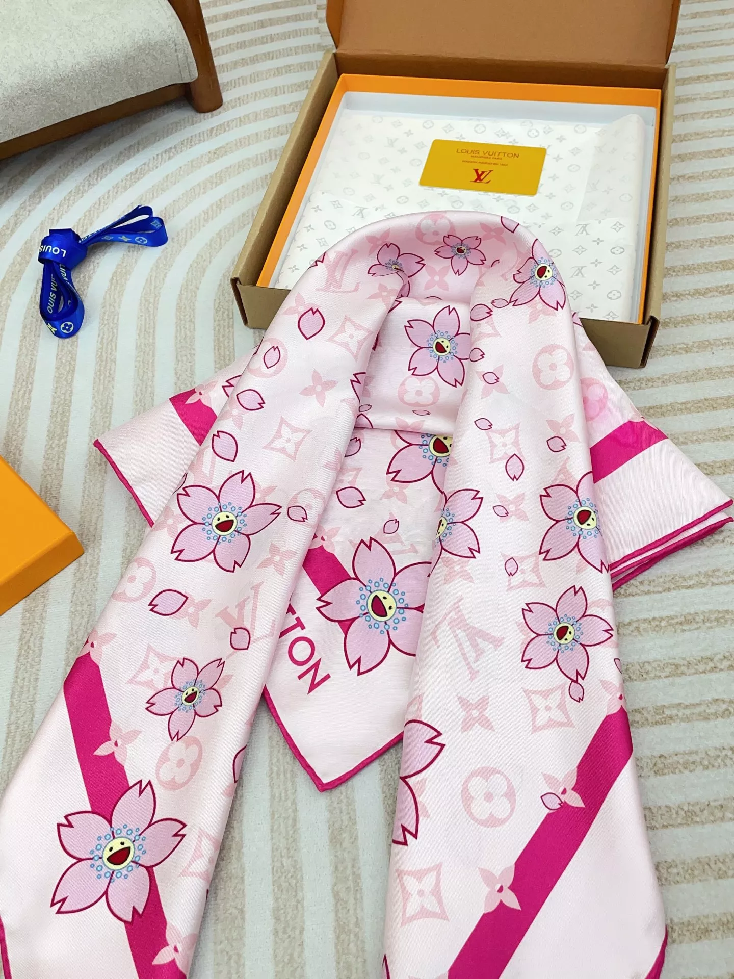 Practical 9956 Louis Vuitton Silk Squares - Image 3