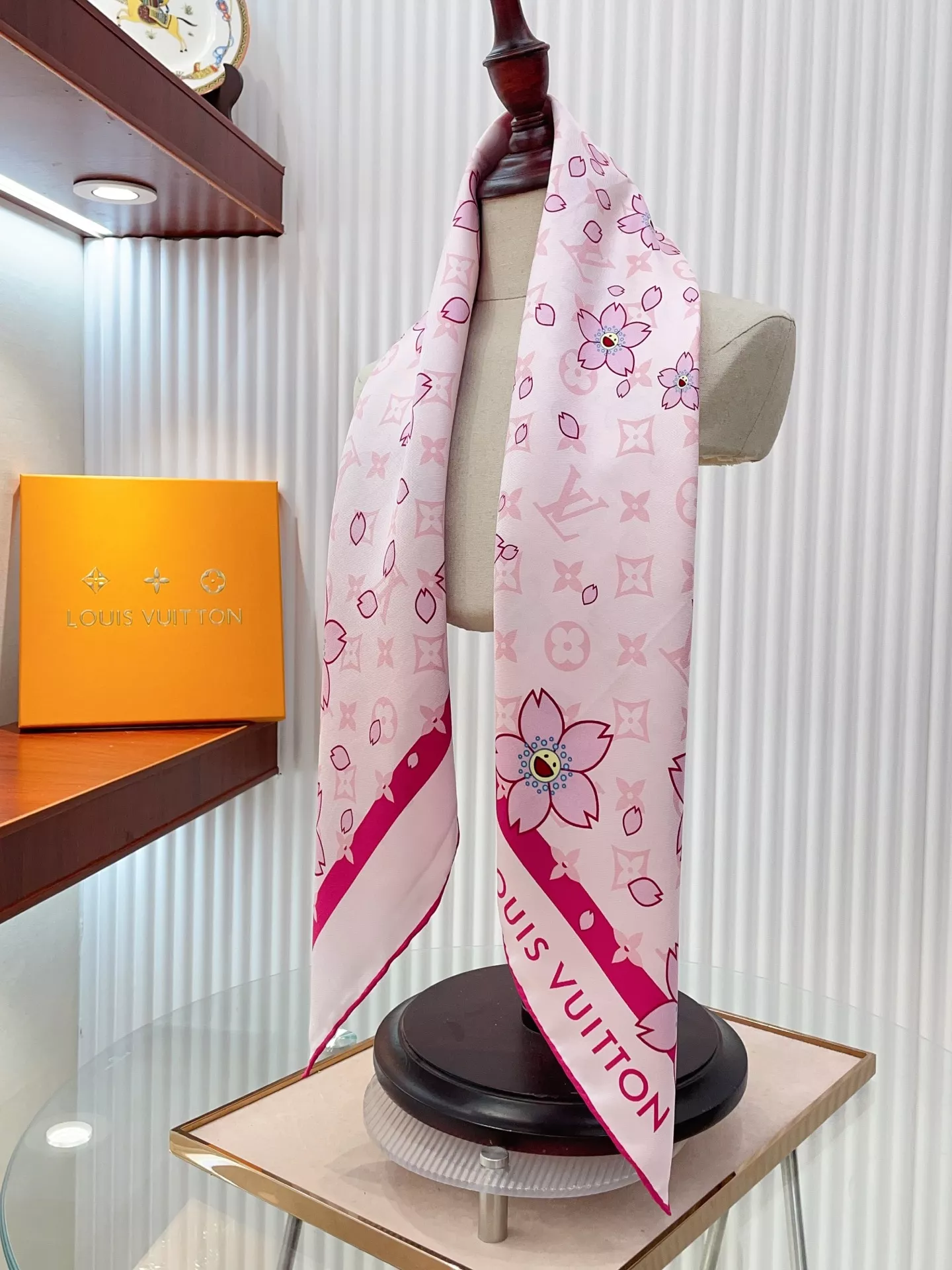 Practical 9956 Louis Vuitton Silk Squares - Image 4