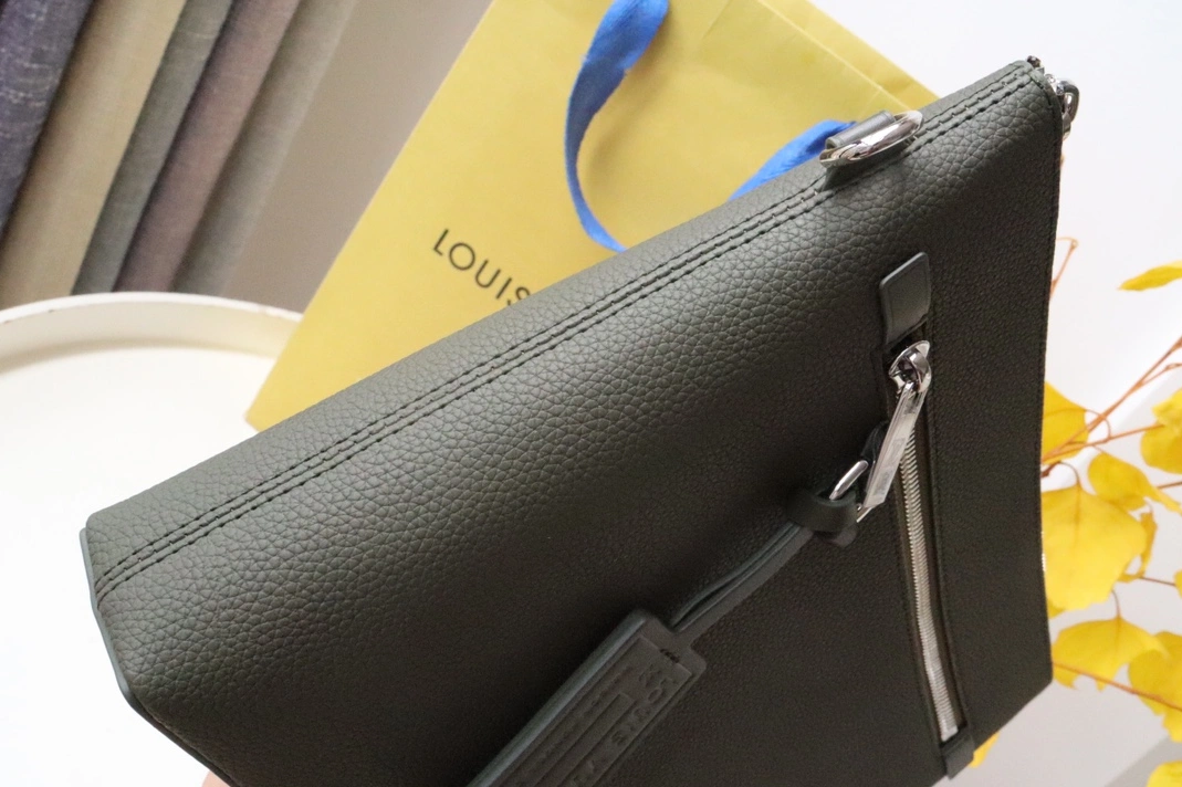 Resilient 1750 Louis Vuitton AAA Quality Wallets For Unisex - Image 6