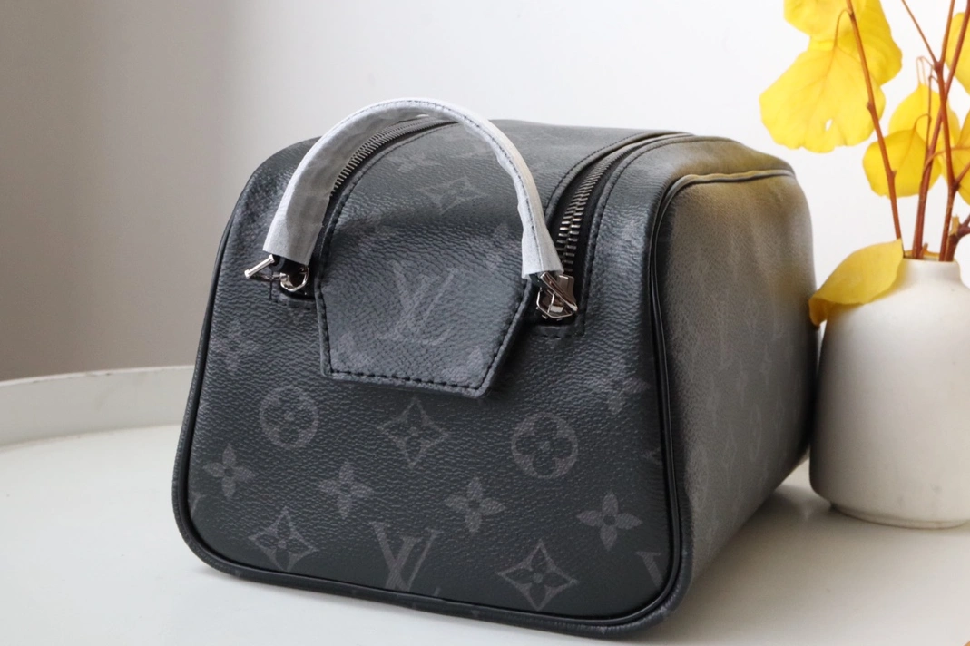 Sleek 4007 Louis Vuitton AAA Quality Handbags For Women - Image 5