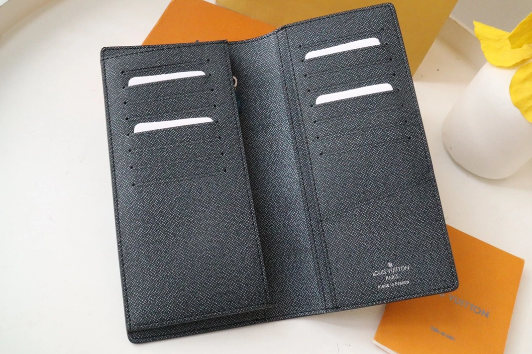 Sleek 880 Louis Vuitton AAA Quality Wallets For Unisex - Image 7