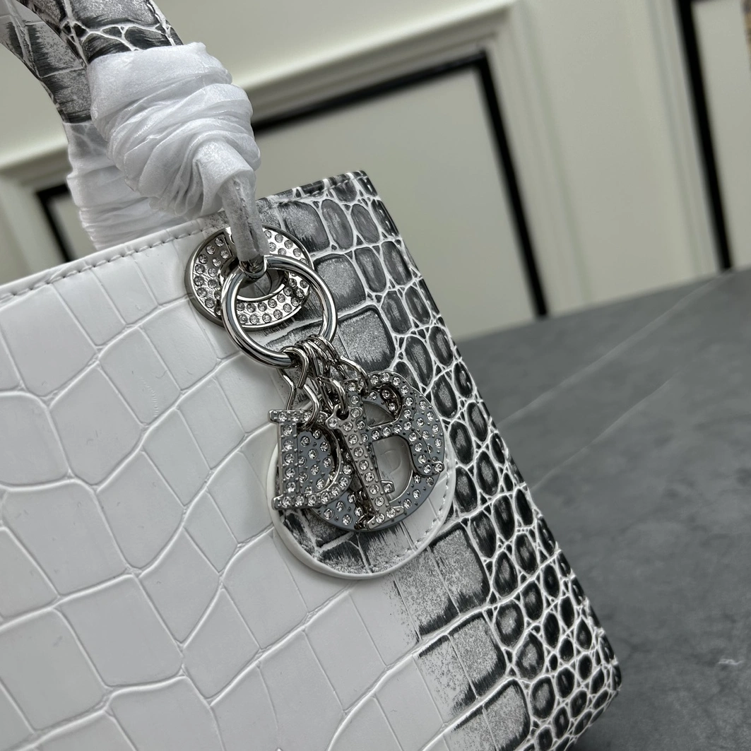 Sophisticated 3713 Christian Dior AAA Quality Handbags For Women - Image 4