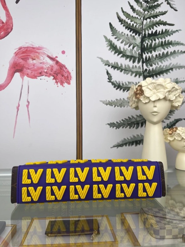 Stylish 9733 Louis Vuitton AAA Quality Wallets For Unisex - Image 3