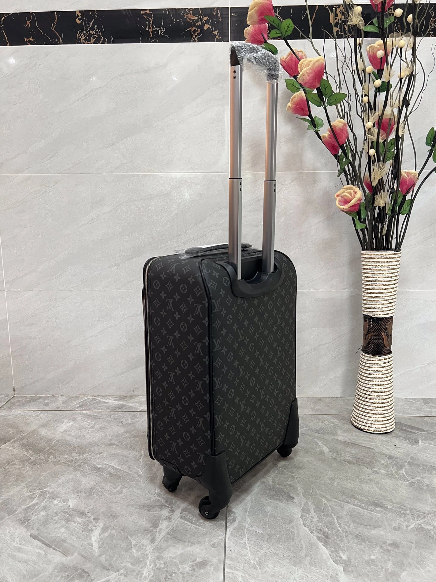 Trendsetting 5584 Louis Vuitton Luggage - Image 3