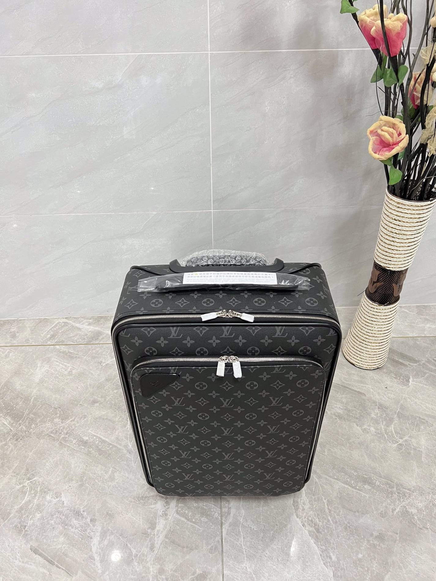 Trendsetting 5584 Louis Vuitton Luggage - Image 4