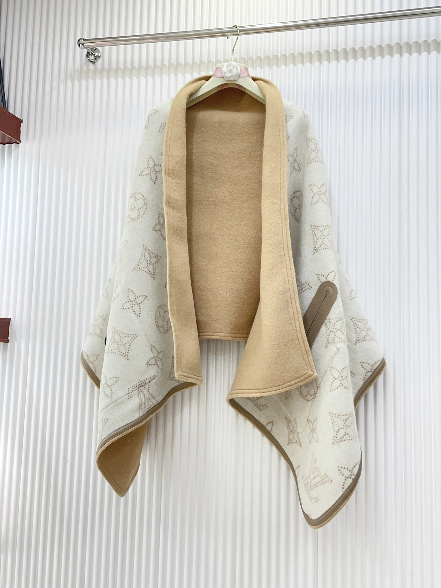 Unique 2588 Louis Vuitton Poncho - Image 3