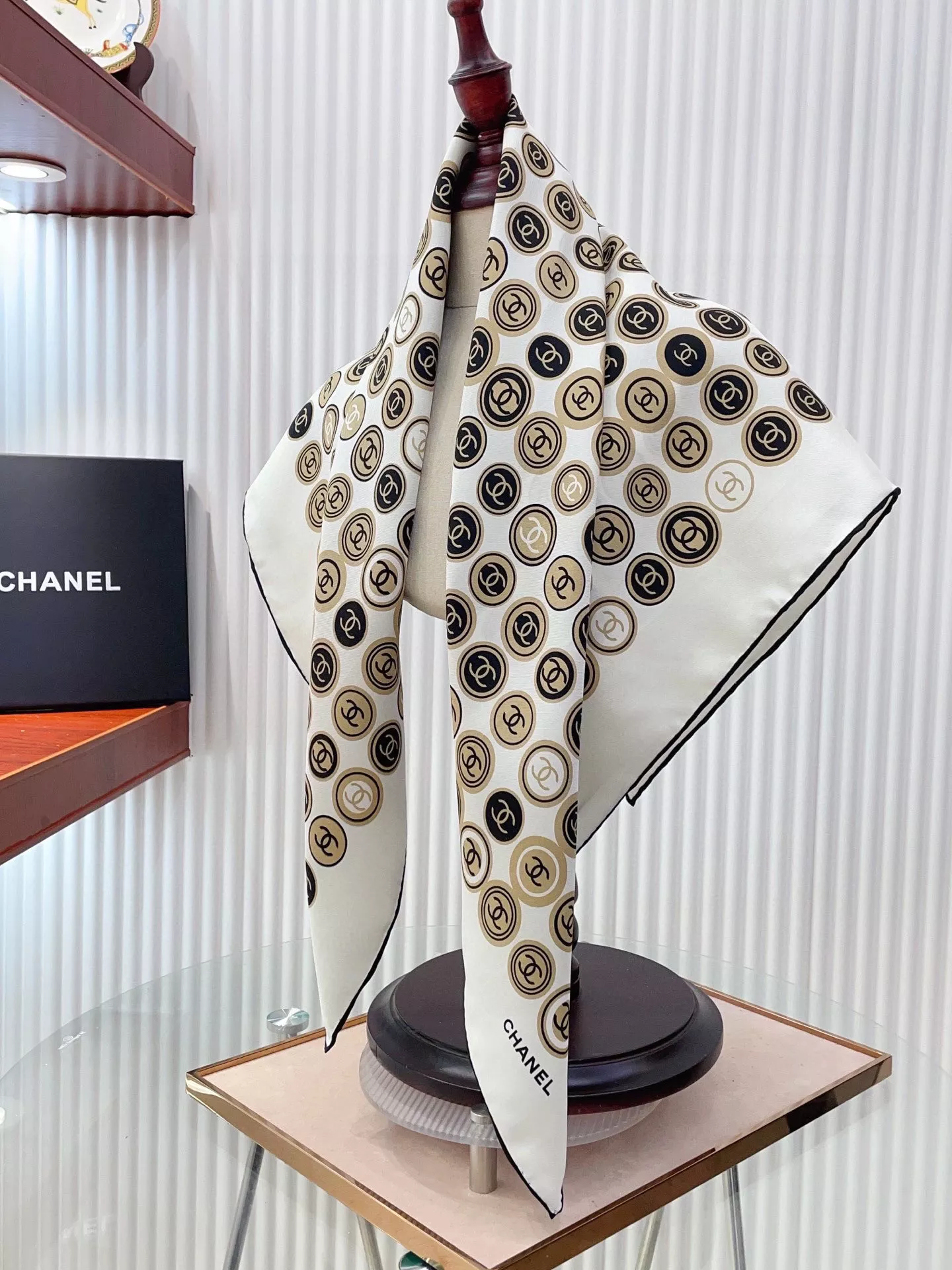 Unique 3811 Chanel Silk Squares - Image 4