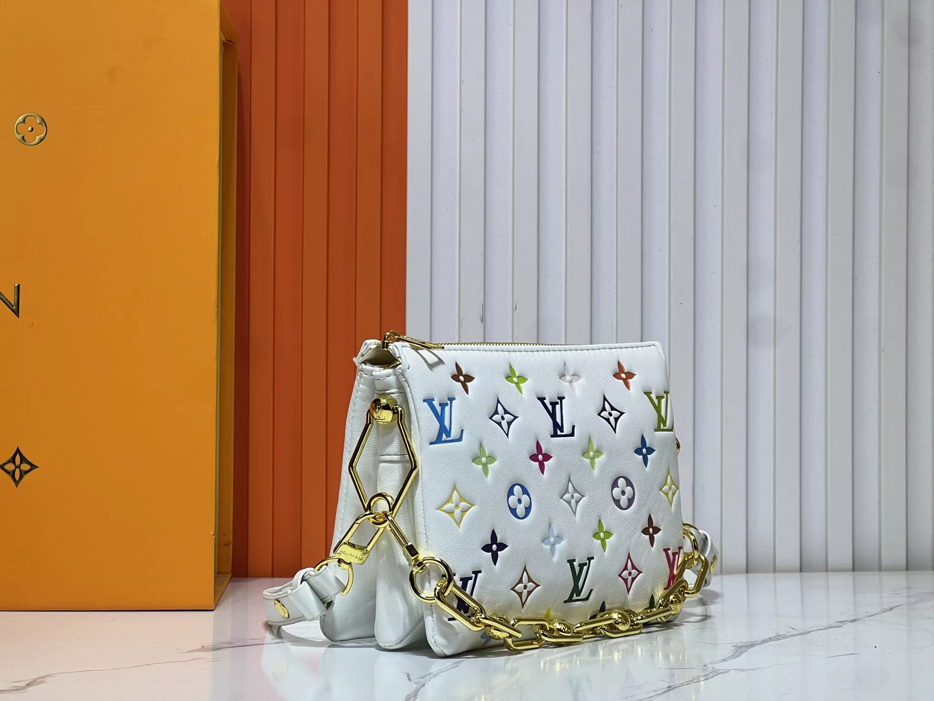 UrbanStyle 9018 Louis Vuitton AAA Quality Messenger Bags For Women