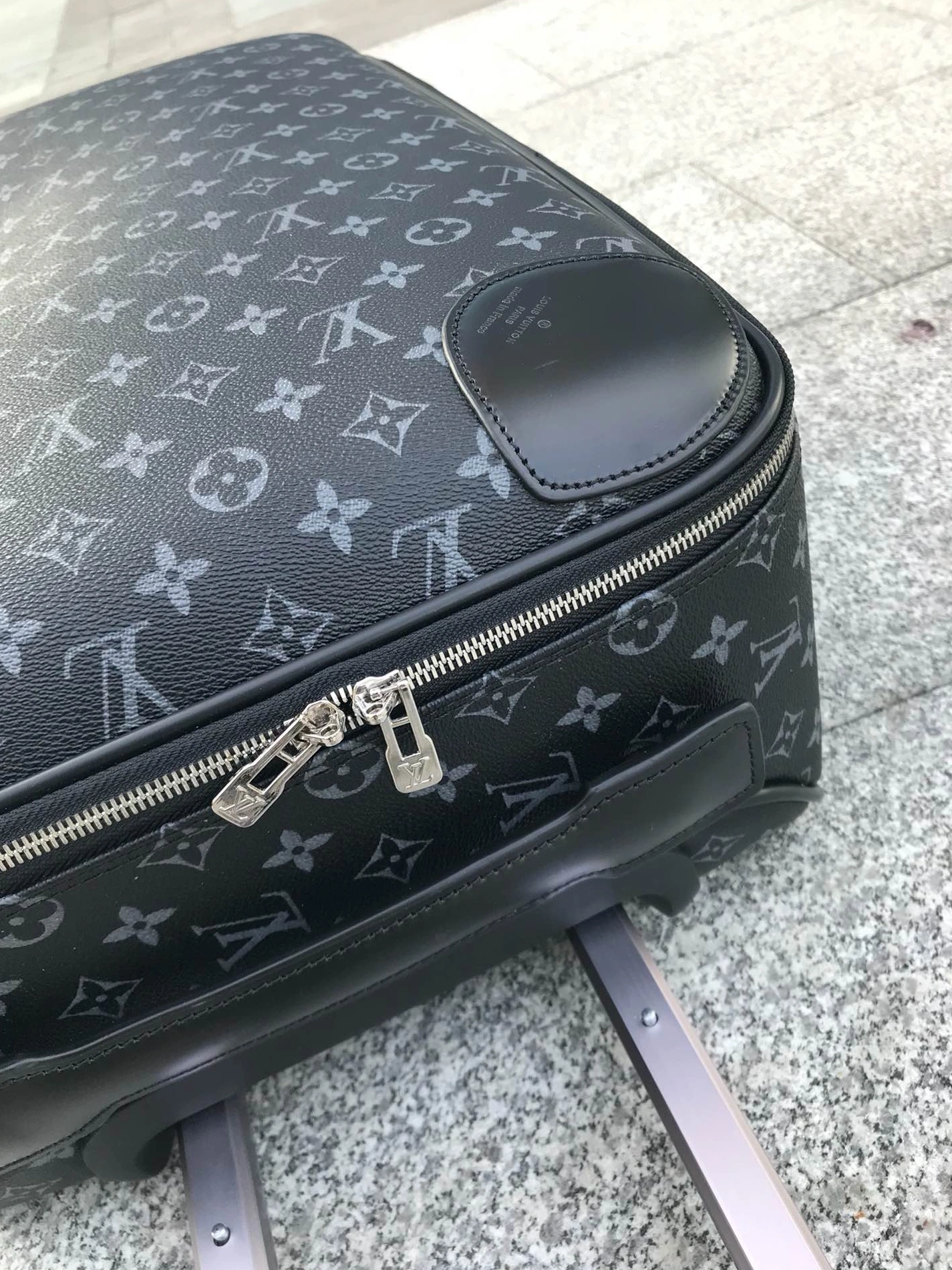Versatile 117 Louis Vuitton Luggage - Image 3