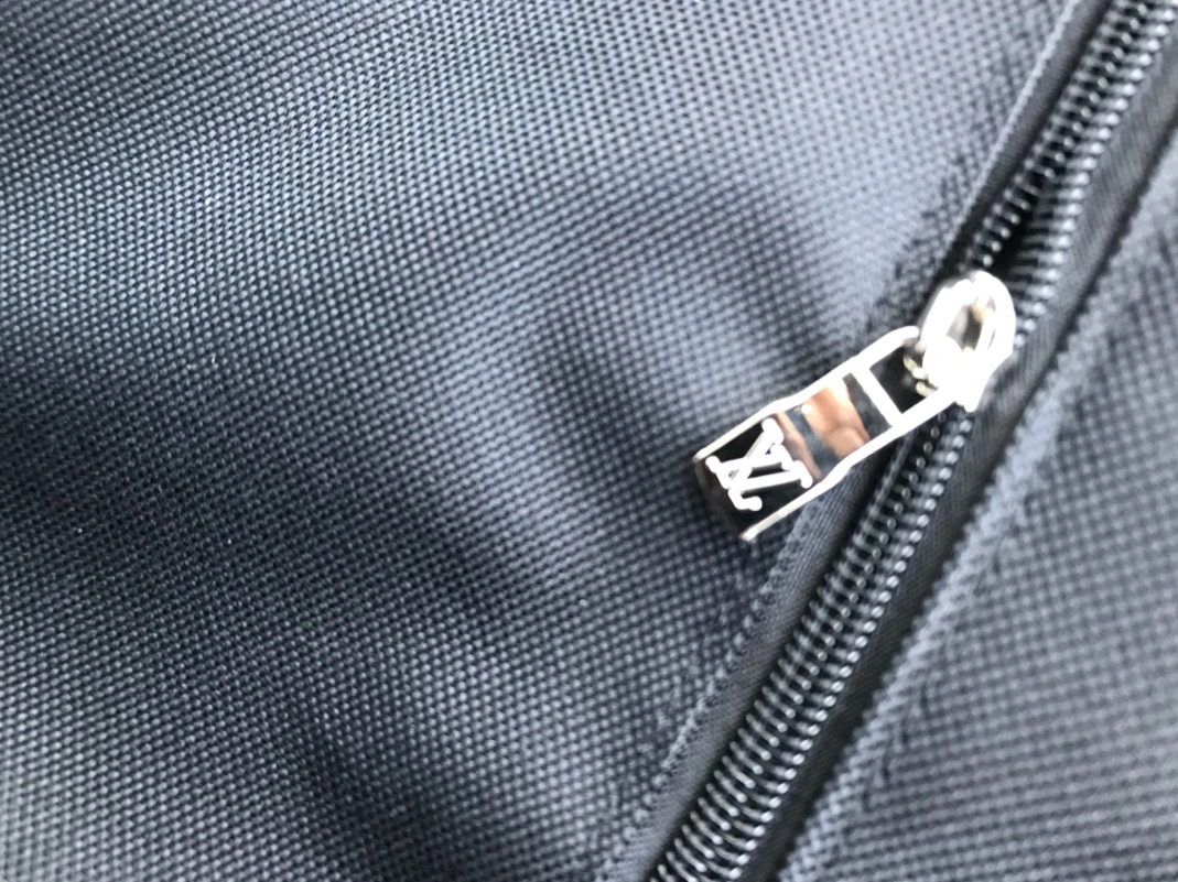 Versatile 117 Louis Vuitton Luggage - Image 7