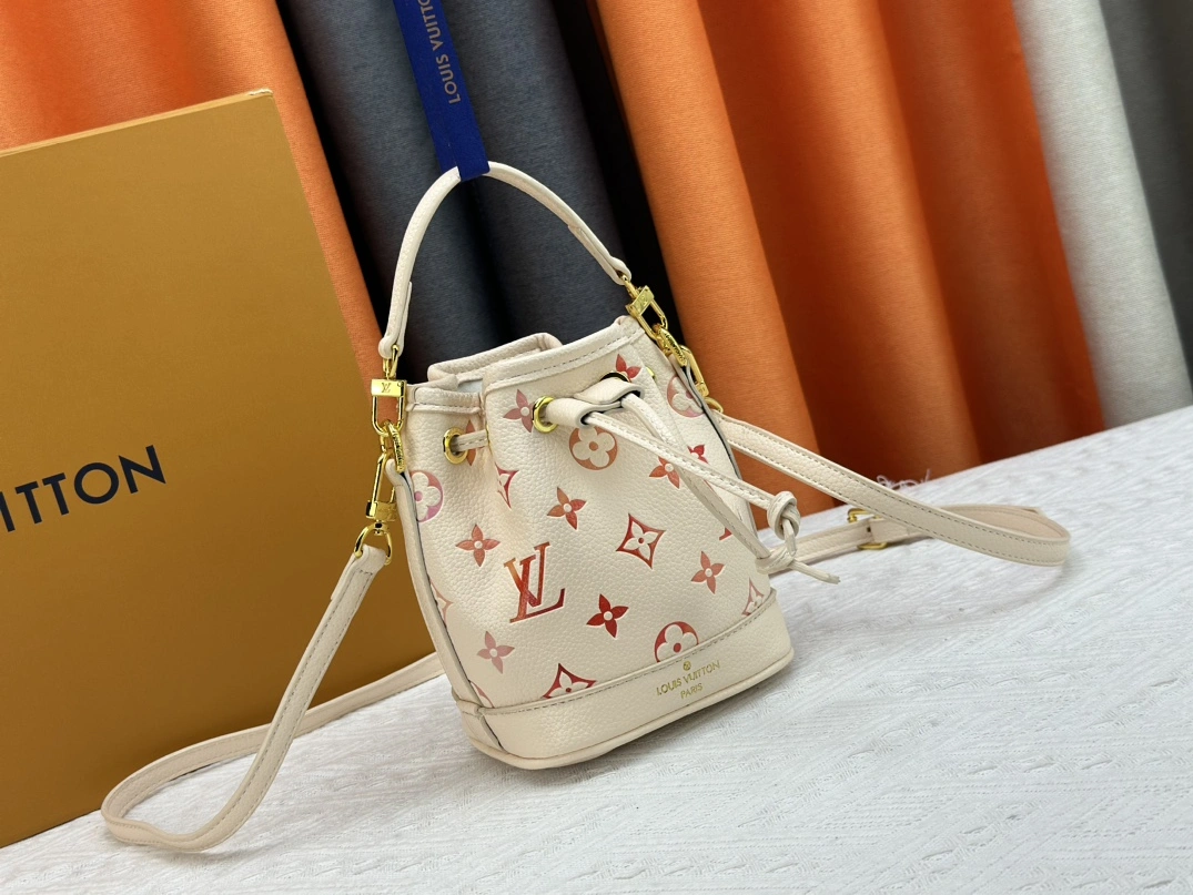 Versatile 4499 Louis Vuitton AAA Quality Messenger Bags For Women
