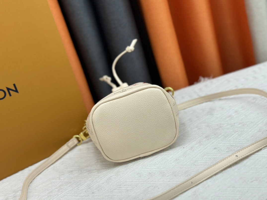 Versatile 4499 Louis Vuitton AAA Quality Messenger Bags For Women - Image 4