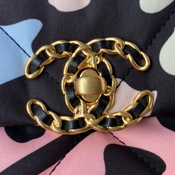 Fashionable CHANEL 19 FLAP BAG 13 - Image 9