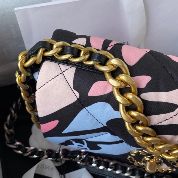 Fashionable CHANEL 19 FLAP BAG 13 - Image 10
