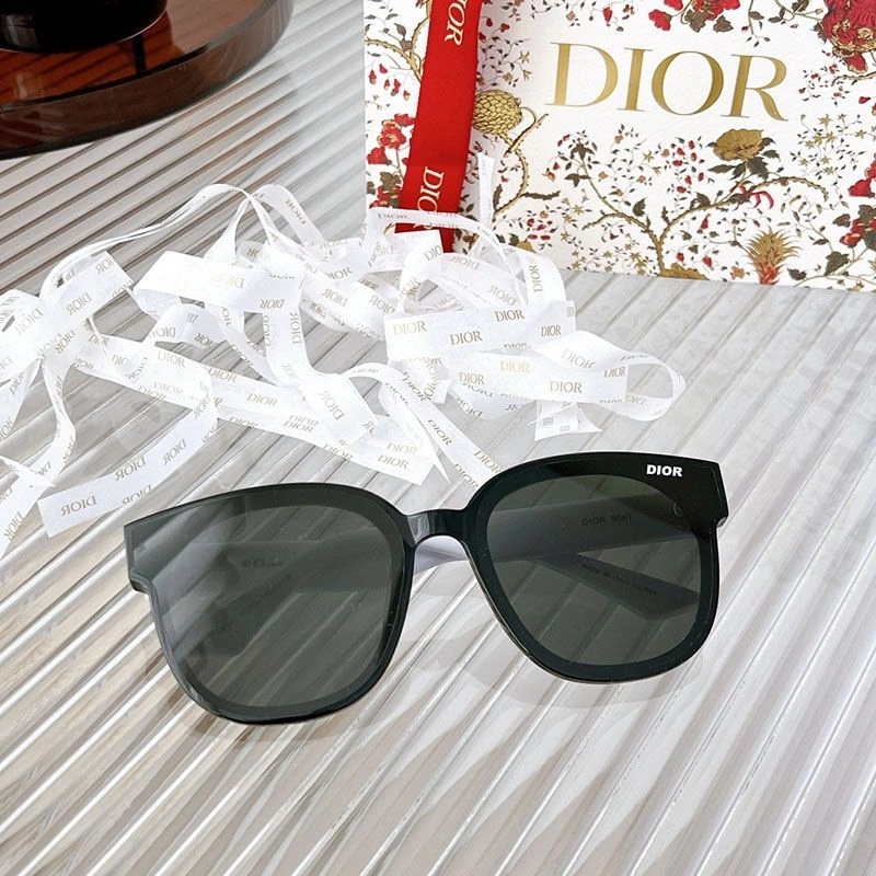 Dior DIOR8067 Butterfly Sunglasses - Image 3